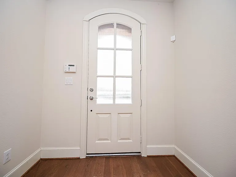 9546 London Bridge Sta — Photo 7