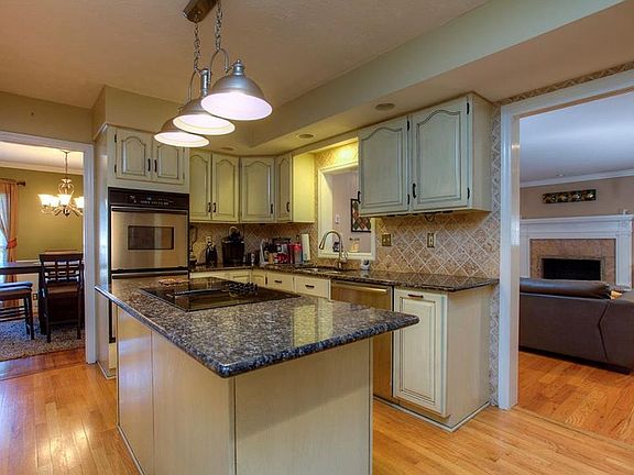 3rd image of 3785 Allsborough Dr