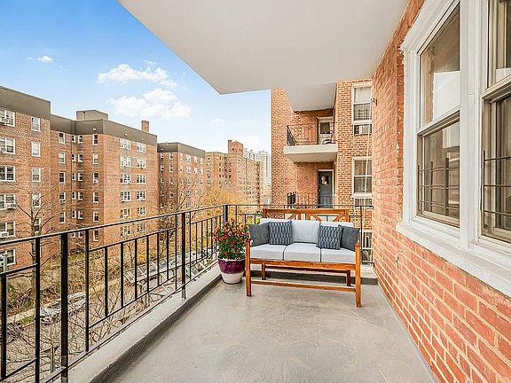2nd image of 3050 Fairfield Ave APT 4G