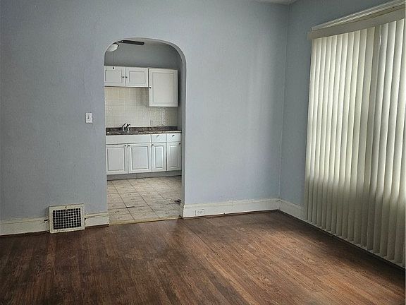 5th image of 13504 Southview Ave