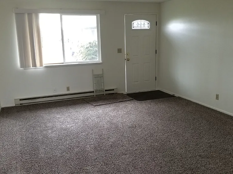 775 W D St — Photo 3