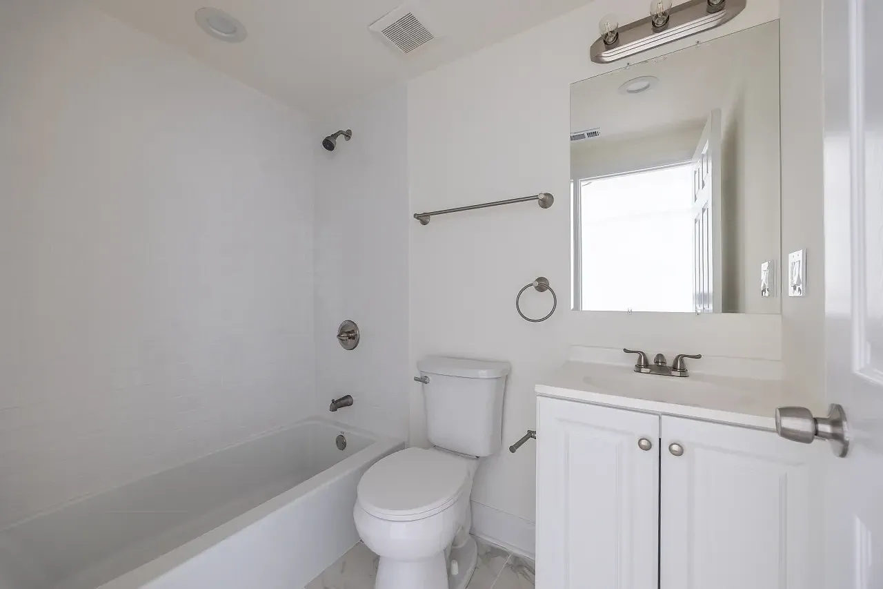 3122 N Harding Ave — Photo 3