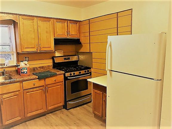 3rd image of 2319 Benson St Floor 1
