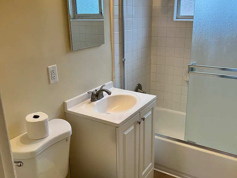 582 Mariposa Ave #5 — Photo 8