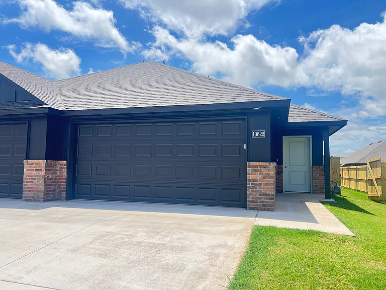 10622 SW 17th Ct — Photo 1
