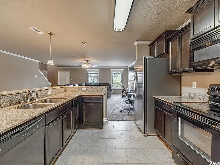 3 bed, 2.5 bath, 1974 sqft, $1,950 — Photo 2