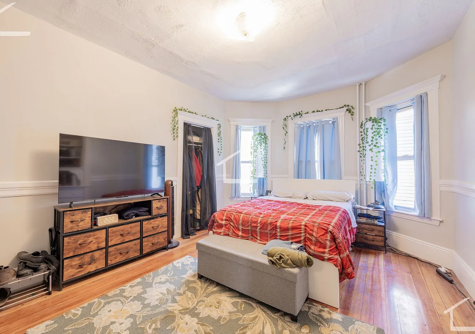Spacious Apt w. Bonus office! Heat and Hot Water Included! Near T — Photo 2