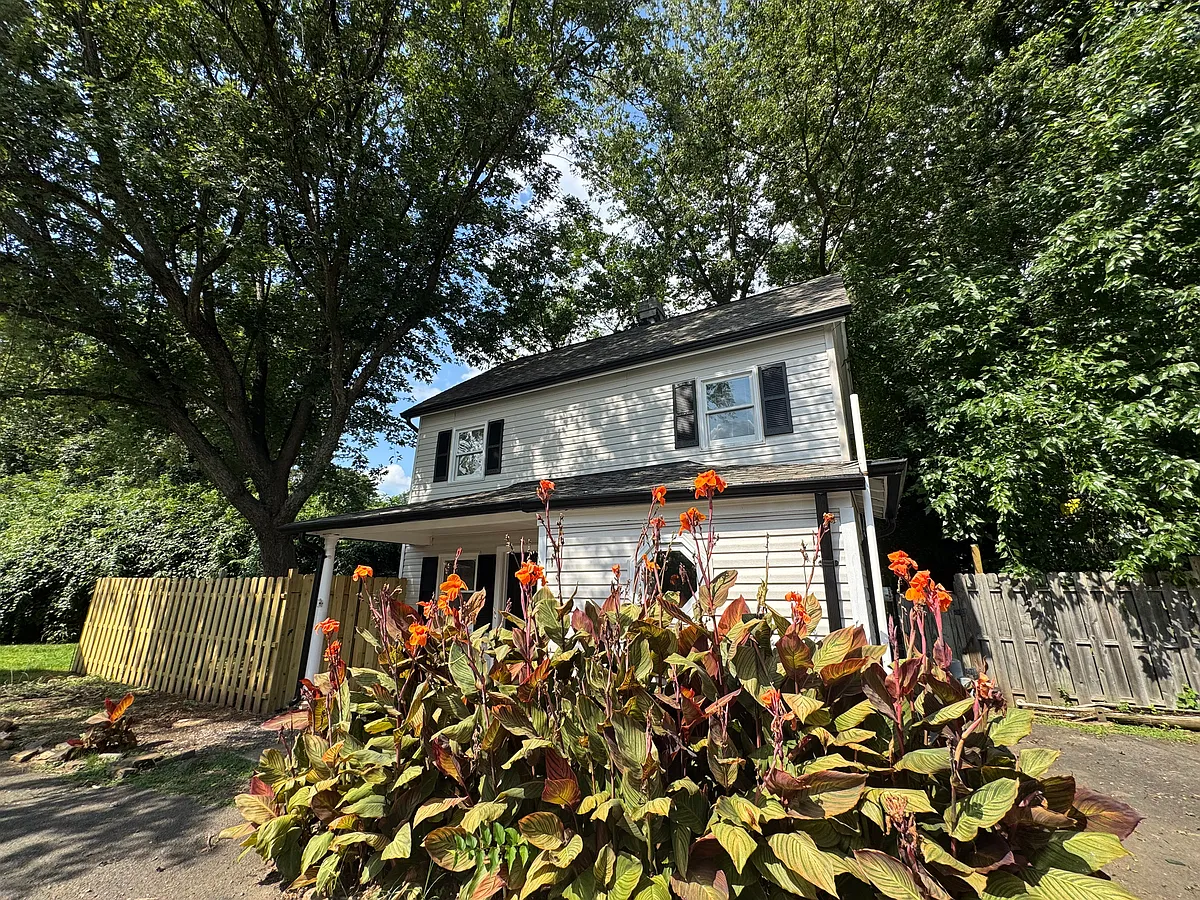 Building Photo - 33 E Shirley Ave