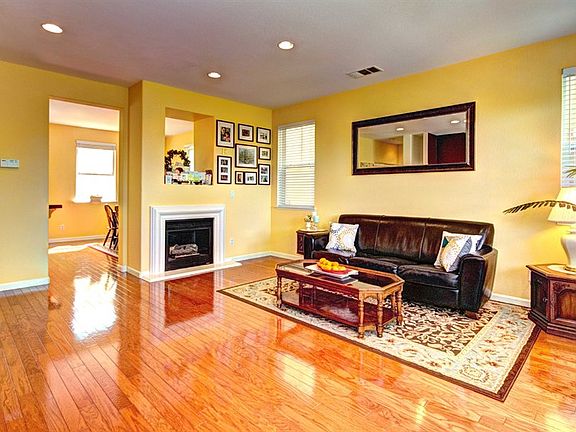 3rd image of 276 Azevedo Cir
