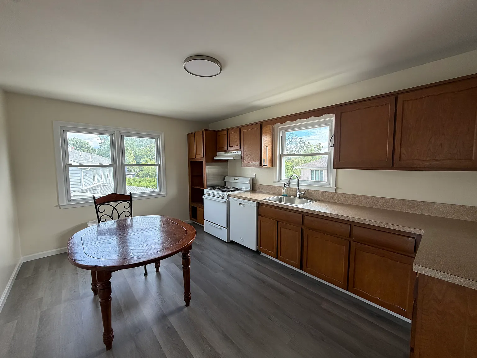 2 bed, 950 sqft, $2,300 — Photo 3