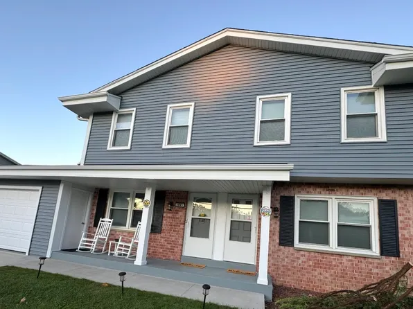 9045 S Chicago Ct, Oak Creek, WI 53154