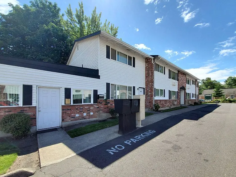Kristin Apartments — Photo 12