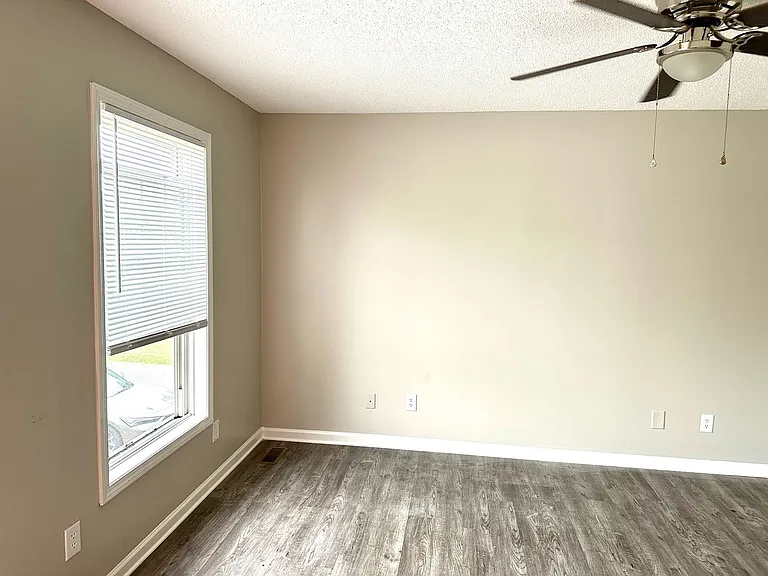 251 Hunter Hills Cir #4 — Photo 8
