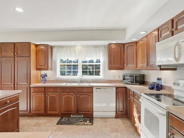 3 Alec Ln, Plymouth, MA 02360