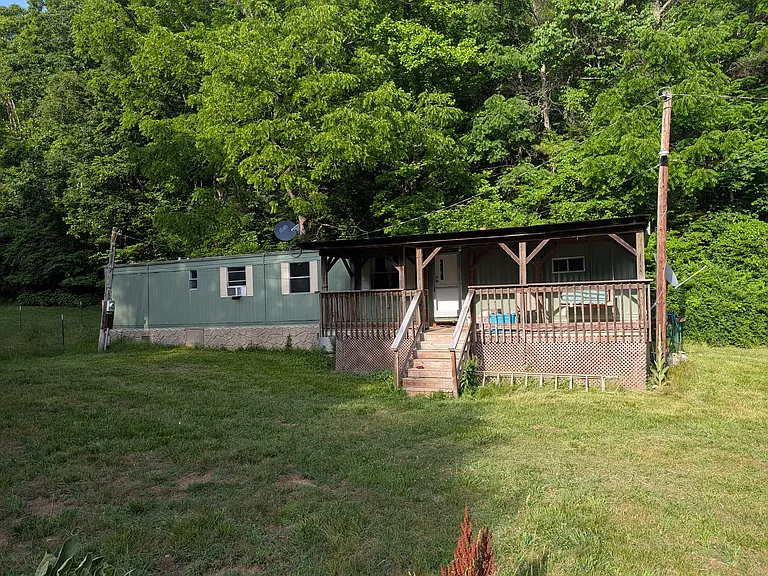 1828 Falling Branch Rd — Photo 2