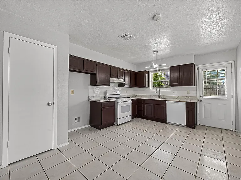 1606 Westfork Dr — Photo 10
