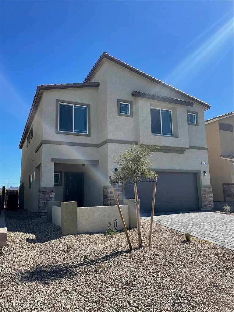 4 bed, 2.5 bath, 2433 sqft, $2,800 — Photo 1