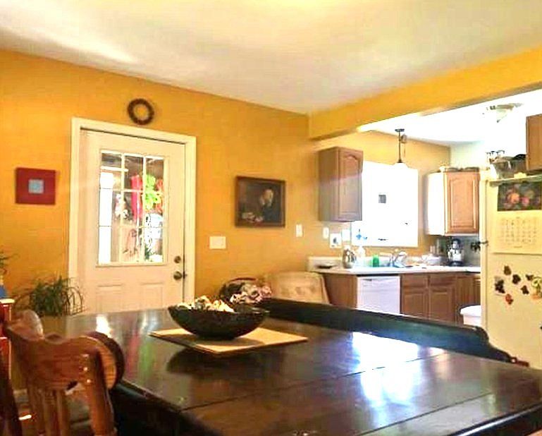 Dining room (open concept Living rm dinning rm, kitchen)