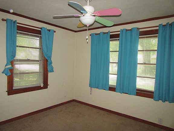 5th image of 211 W 9th St