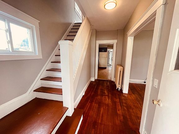 5th image of 915 Magee St