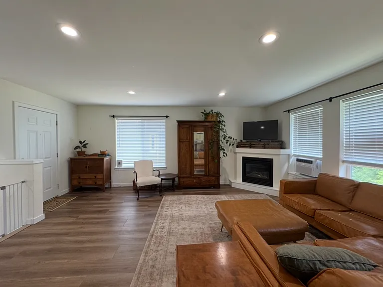 1565 Estate Pl — Photo 4