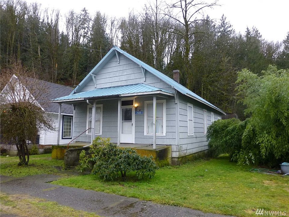 Easy maintenance, level lot. How adorable would this porch be decorated for the holidays!