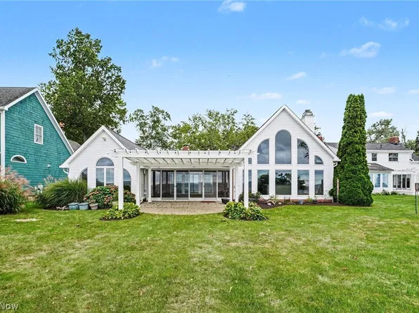 3711 Edgewater Dr, Ashtabula, OH 44004