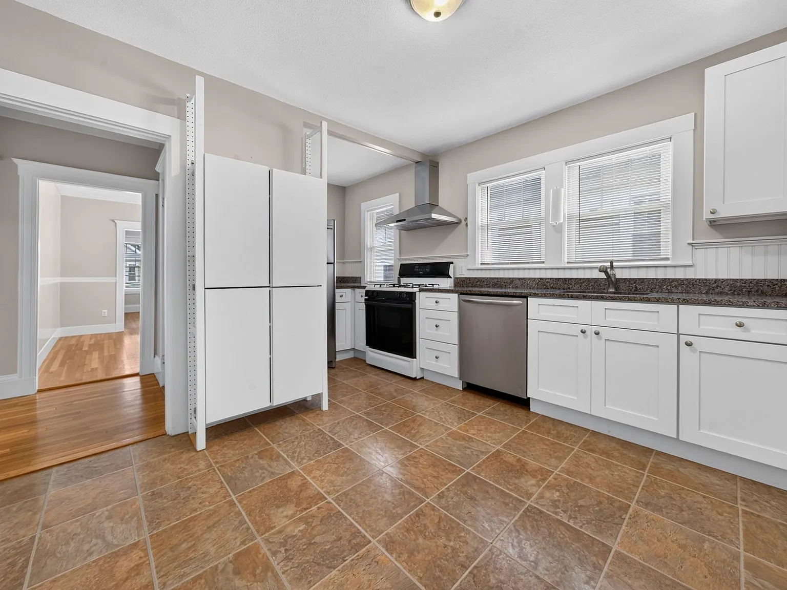 3 bed, 1.0 bath, 1100 sqft, $3,000 — Photo 1