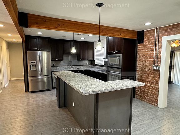 3rd image of 1425 W Marshall Ave