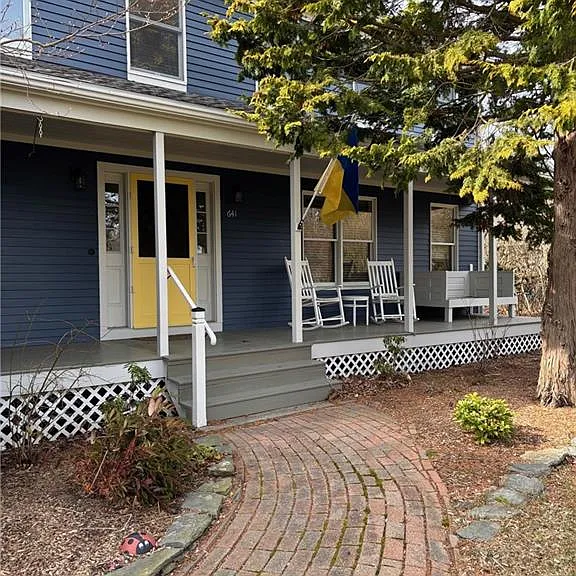 641 Middle Rd — Photo 1