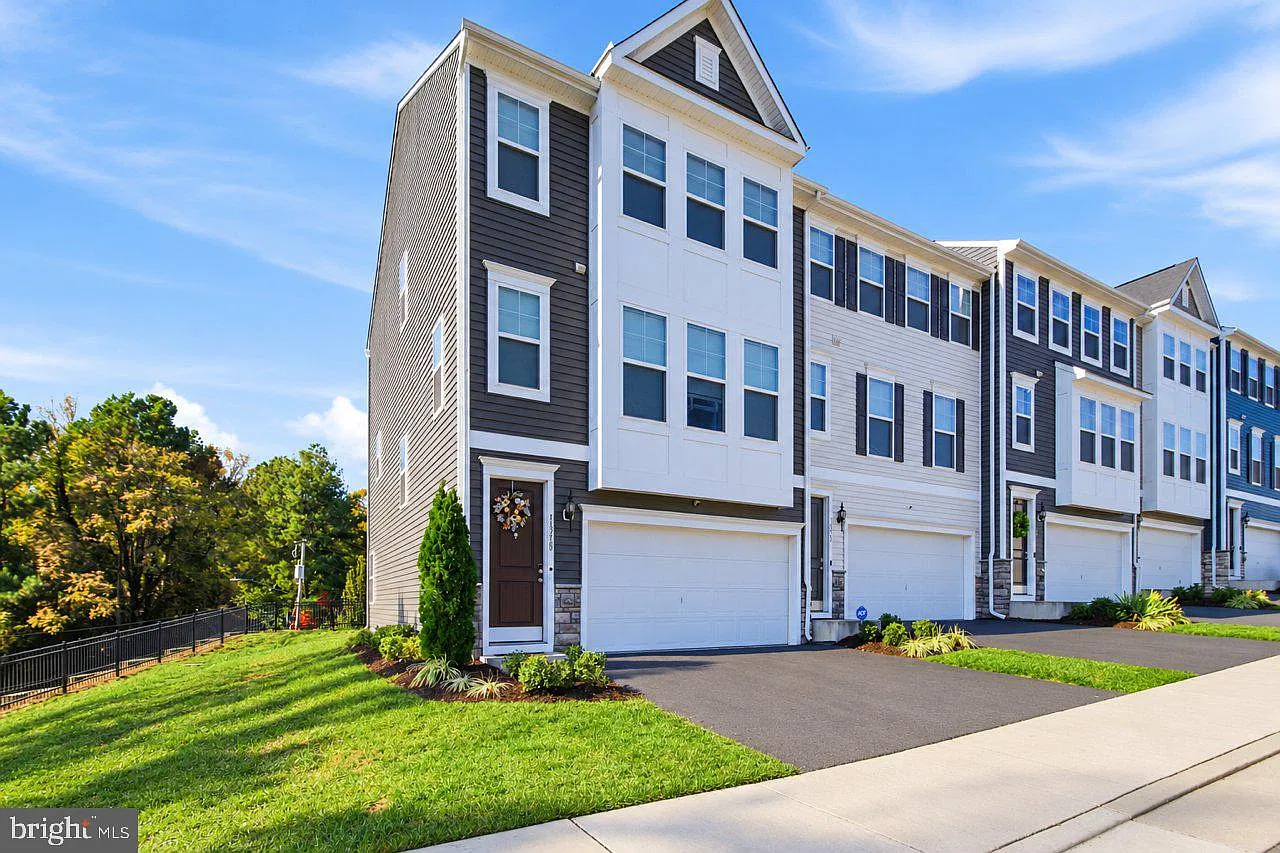 3 bed, 4.0 bath, 2320 sqft, $3,590 — Photo 2