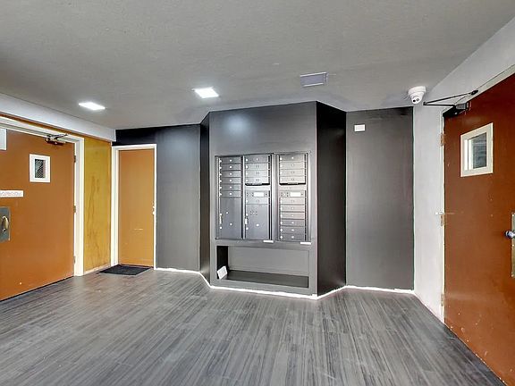 3rd image of 2425 Macarthur Blvd #84740b2f0