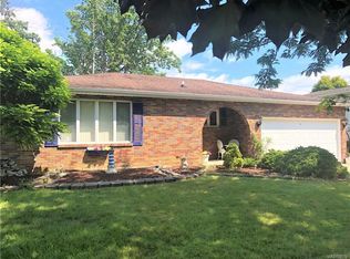 1352 Dangelo Dr, North Tonawanda, NY 14120