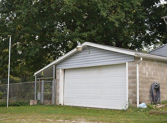 4th image of 15942 S 51st Pl