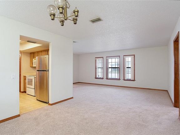 3rd image of 1370 Saxon Blvd