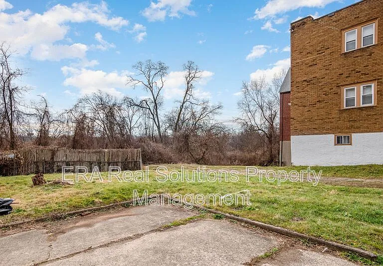 979 Burton Ave — Photo 18