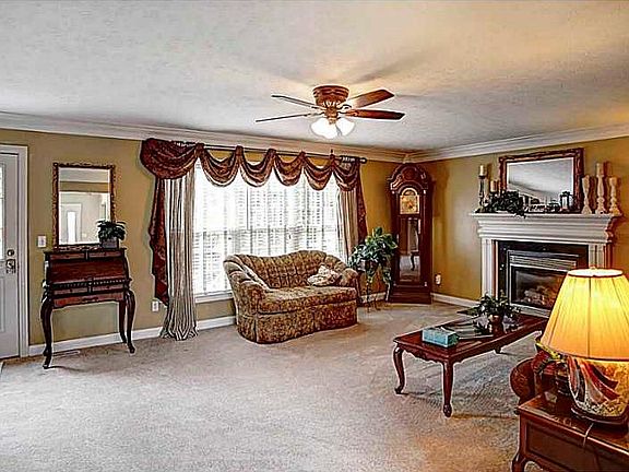 4th image of 2920 Parkwood Dr