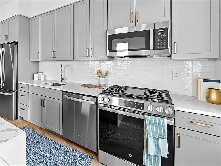 496-500 Talbot Ave #403 — Photo 11