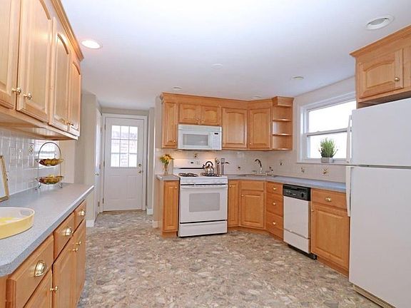 5th image of 9 Deforest St