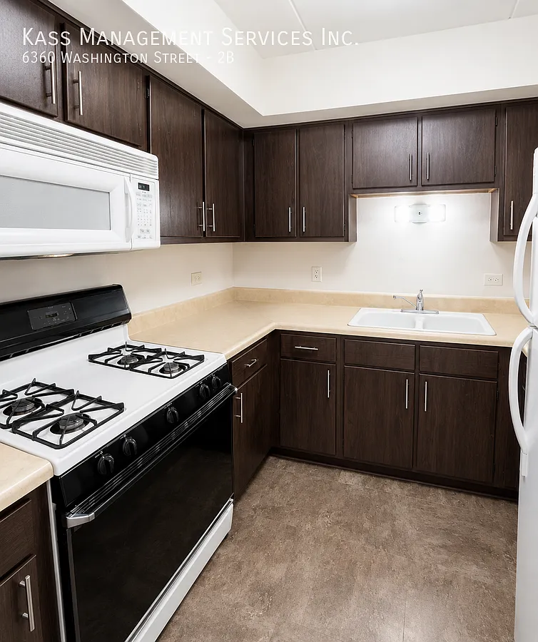 Recently Rehabbed 2 Bedroom in Oak Lawn w/ Tons of Natural Light — Photo 1