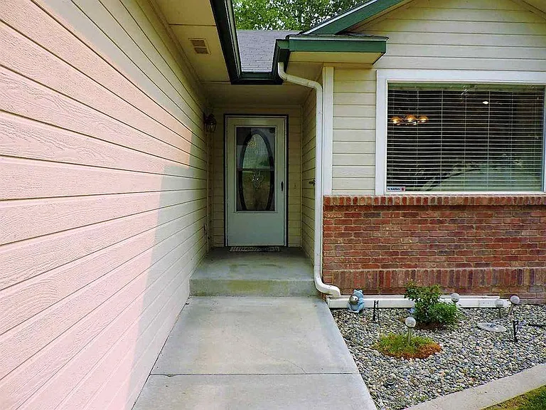 624 Alturas St — Photo 2