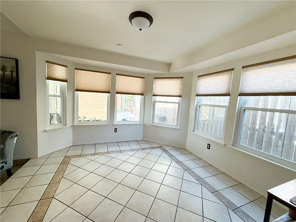 3 bed, 2.0 bath, 1645 sqft, $2,175 — Photo 4
