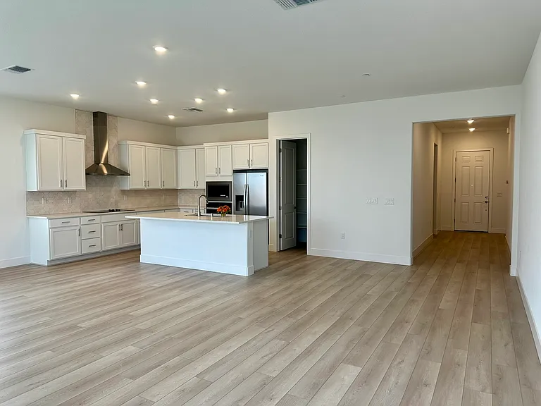 527 E Fiorino St — Photo 29