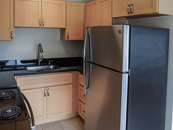 3rd image of 975 Burnett Ave APT 18