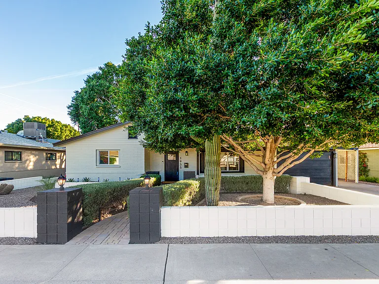 1935 E Coolidge St — Photo 2