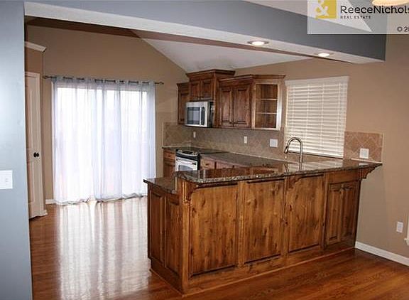 The kitchen offers a breakfast bar