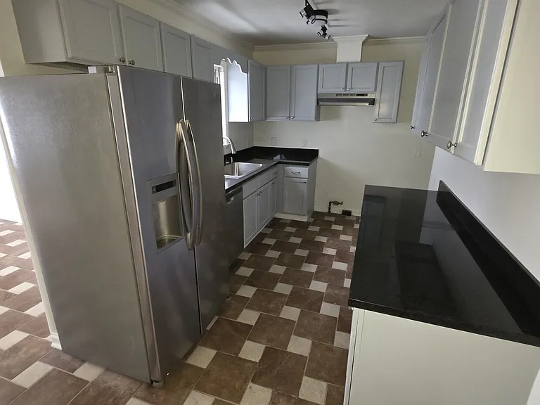 2424 Inga St — Photo 4