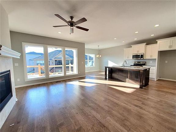 4th image of 1016 SE Amber Ct