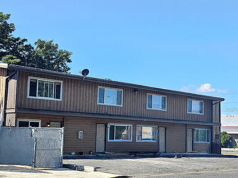 115 NE A St — Photo 1