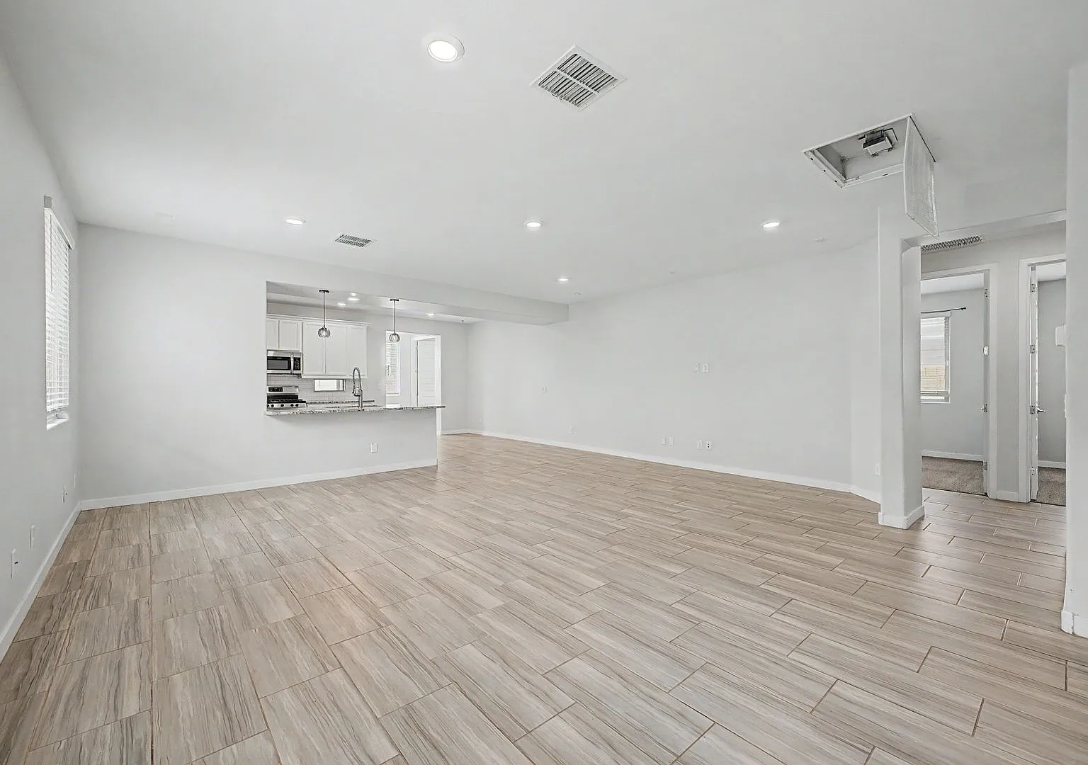 Beautifully updated 4 bed/2 bath home — Photo 4